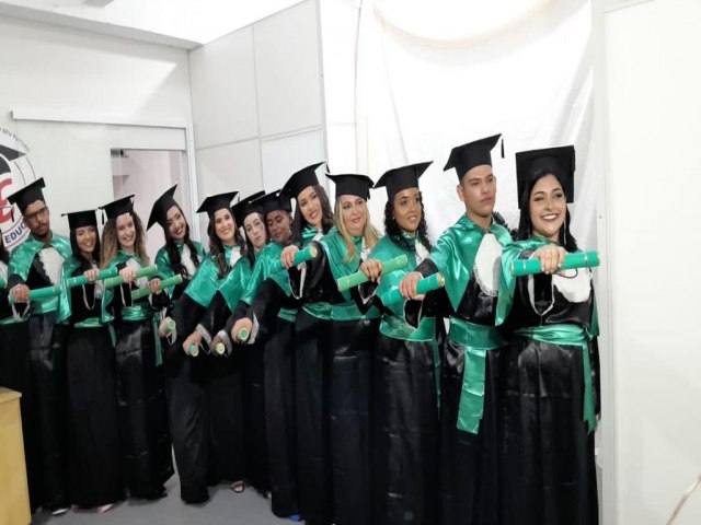 Divino - Instituto Educar finalizou com a entrega dos diplomas o Curso Técnico em Enfermagem