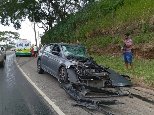 Fervedouro - Grave acidente envolvendo uma carreta e um veiculo na BR116