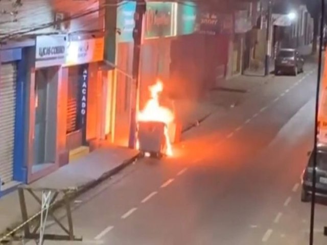 Depois de remexer o lixo, homem coloca fogo em continer em Manhuau