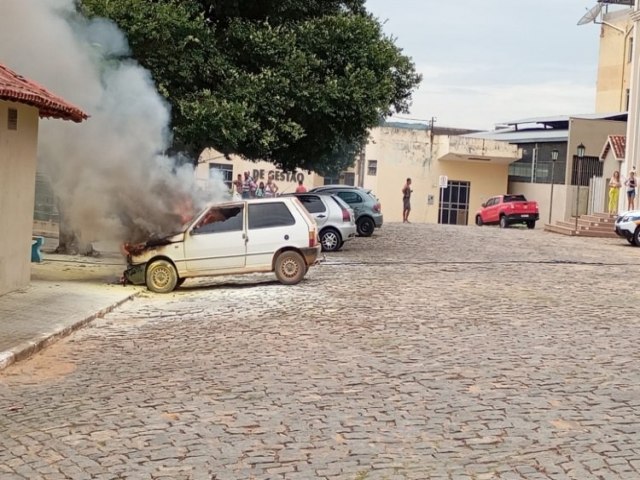 Carro pega fogo no Centro de Miradouro e moradores tentam conter as chamas