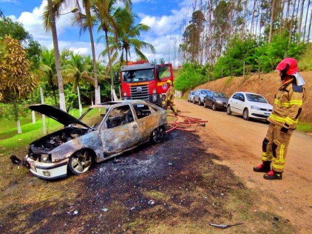 Carro pega fogo em estacionamento de restaurante e assusta clientes