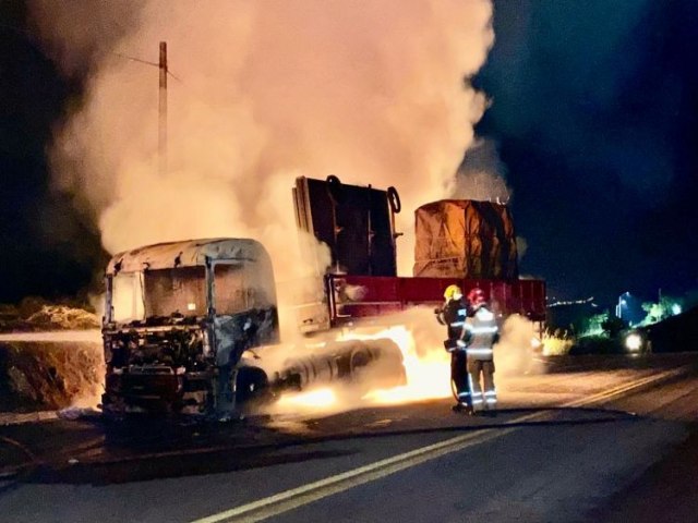 Carreta carregada de chapas de vidro pega fogo na Serra de Pirapanema e Bombeiros controlam as chamas