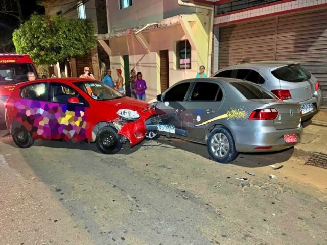 Muria-MG: Motorista de aplicativo passa mal no volante e bate em dois carros no bairro Aeroporto