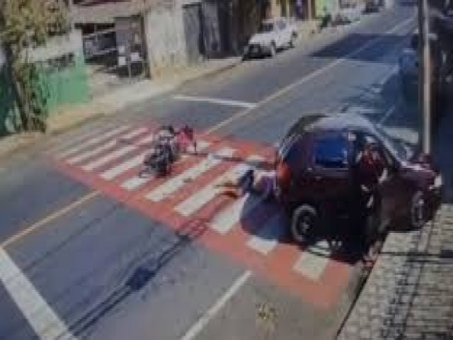 Muria-MG: Motorista faz converso proibida e motociclista bate em cheio no carro