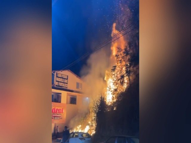 Manhuau-MG: Incndio de grandes propores em Manhuau mobiliza bombeiros