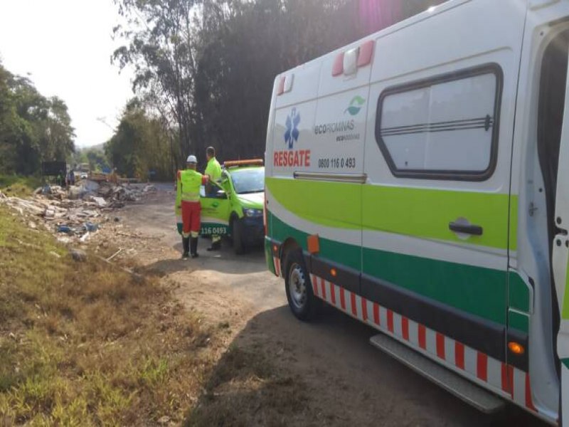 Fervedouro-MG: Carreta carregada com pisos tomba na BR 116 prximo a Fervedouro