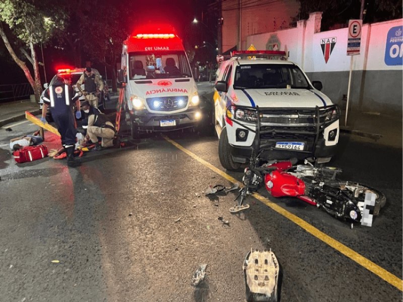 Muria-MG: Motociclista e carona se chocam com viatura da PM durante fuga na Avenida JK