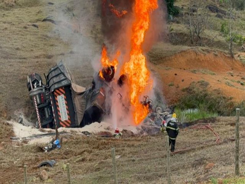 Muria-MG: Carreta cai em ribanceira e pega fogo na BR-116, regio do Belvedere