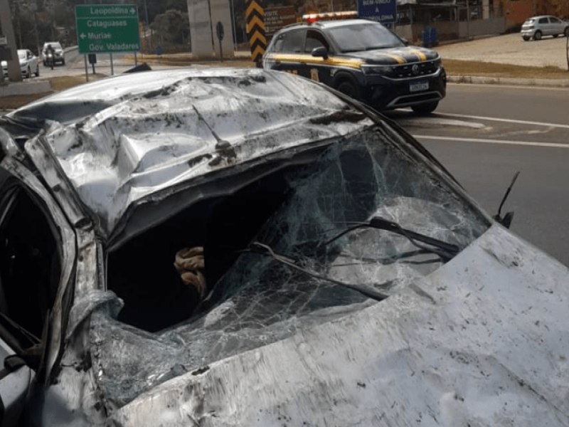 Leopoldina-MG: Carro capota e beb de dois meses sai ileso de acidente em Leopoldina; criana estava na cadeirinha