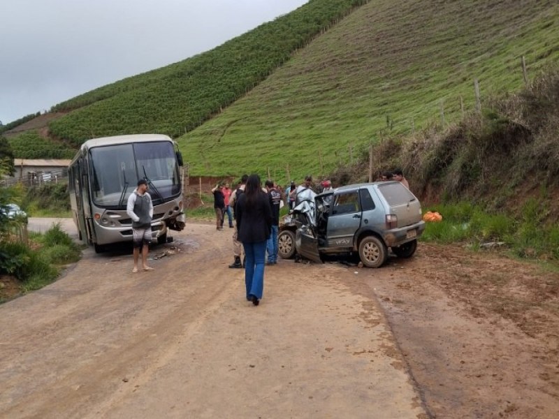 Muria-MG: nibus com crianas se choca contra carro em So Sebastio da Vargem Alegre e duas pessoas ficam feridas