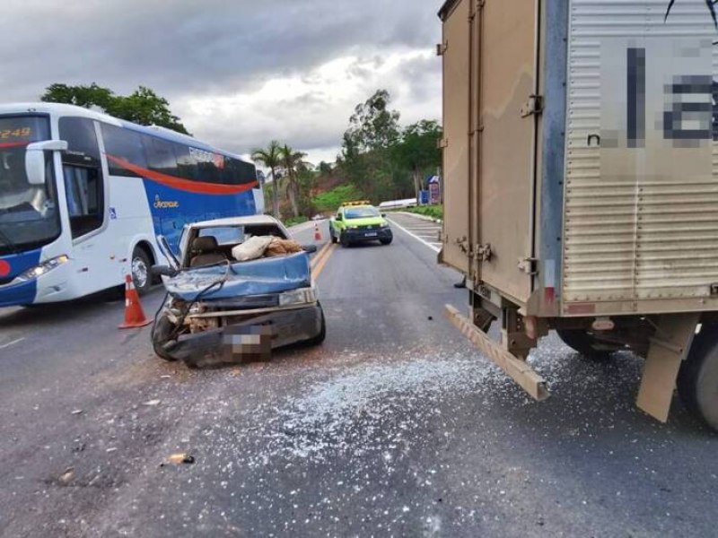 So Francisco do Glria-MG: Acidente no trevo de Bicuba na BR-116 envolve caminho e Fiat Uno