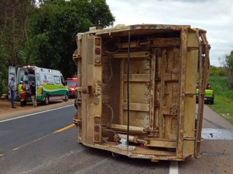 Laranjal-MG: Caminho carregado de lixo tomba aps colidir com carro de passeio na BR 116