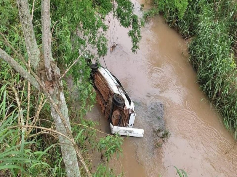 Manhumirim-MG: Veculo furtado sai da pista, capota e cai em rio entre Reduto e Manhumirim