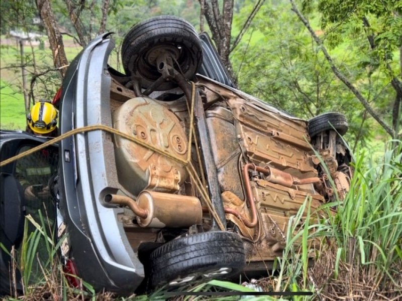 Muria-MG: Carro derrapa em curva, capota e fica preso em ribanceira na BR-356, prxima a Pedreira So Geraldo