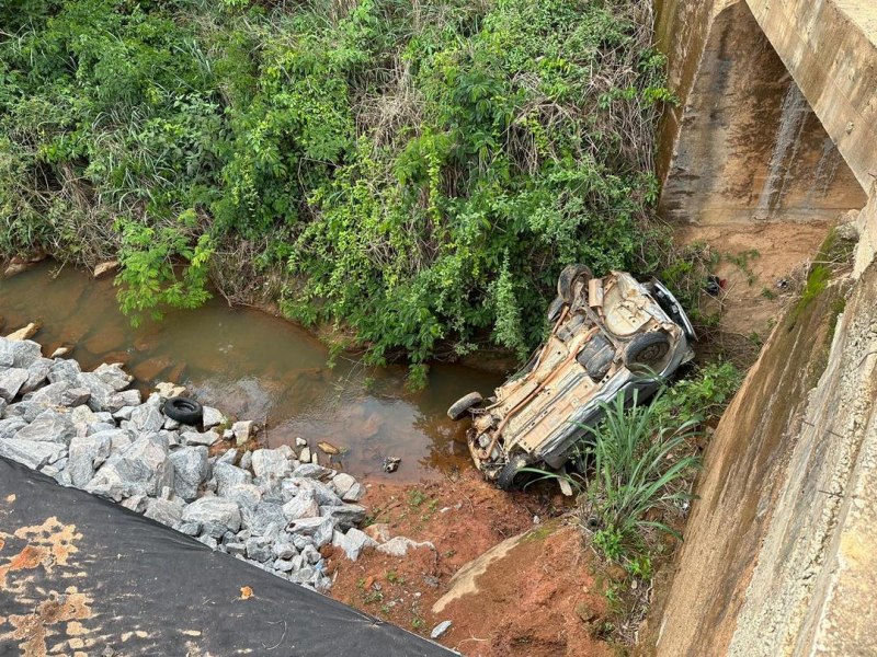 Abre Campo-MG: Veculo sai da pista e cai em rio s margens da BR 262