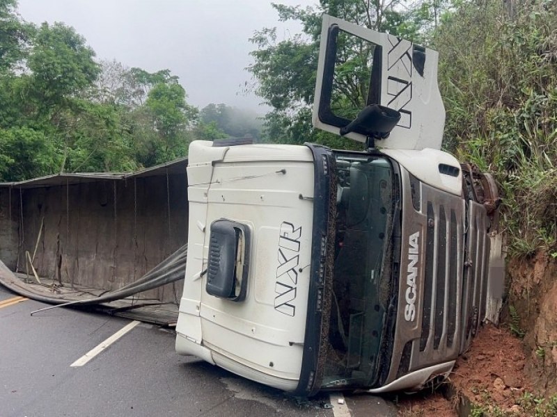 Muria-MG: Carreta tomba e fica atravessada na BR-116 na altura da Serra do Belvedere