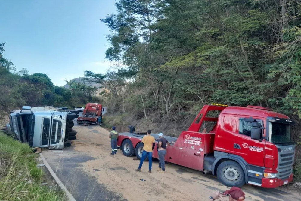 Alto Jequitib�-MG: Caminh�o tomba na MG-111 e deixa duas pessoas feridas