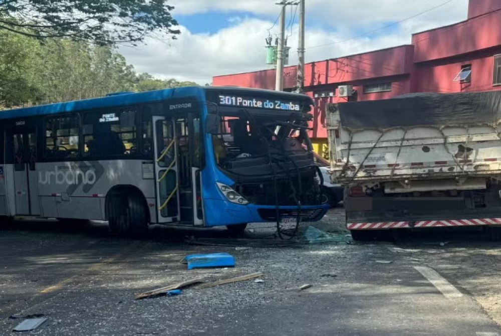 Batida entre �nibus urbano e caminh�o deixa feridos na Estrada Uni�o Ind�stria, em Juiz de Fora