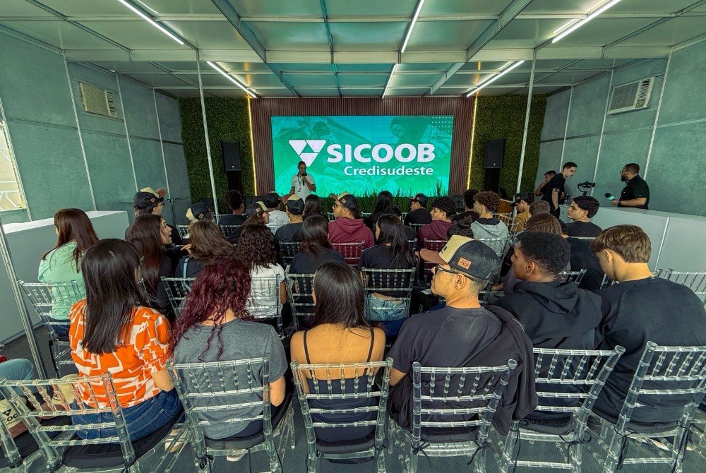 Espa�o Coopera come�a suas atividades na FEAGRO 2026 recebendo estudantes de Muria� e regi�o com palestras sobre cooperativismo e educa��o financeira.