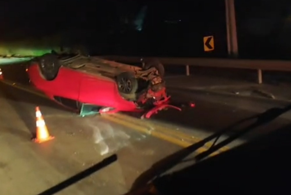 Motorista sai ileso ap�s capotamento na BR-116 em Oriz�nia