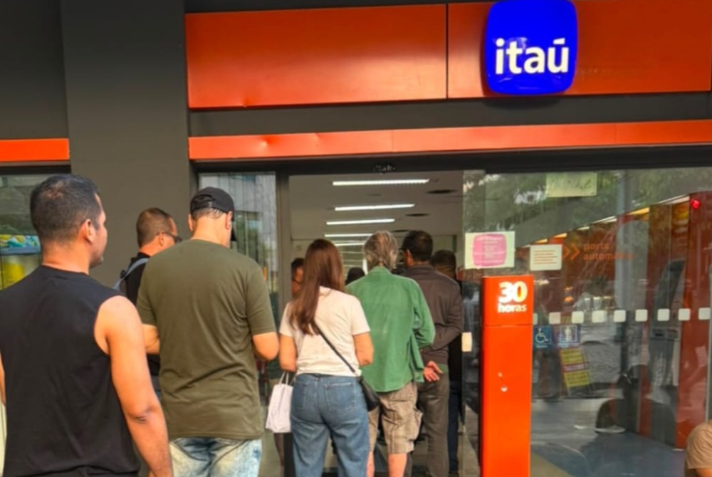 Imagem da Not&iacute;cia Crise no atendimento: Fechamento em massa de ag�ncias do Ita� e Bradesco provoca caos e mobiliza��o sindical no Rio