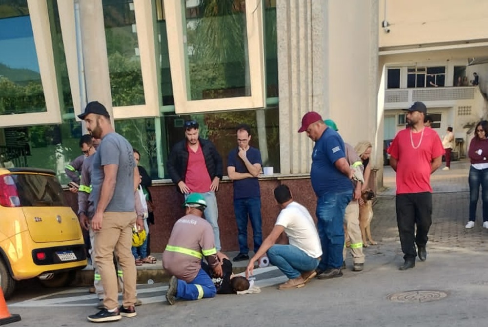 Acidente entre bicicleta e motocicleta � registrado em frente � Prefeitura de Carangola-MG 