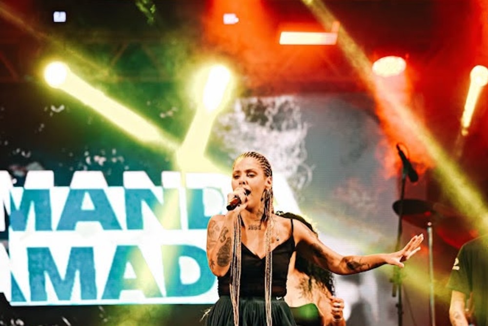 Imagem da Not&iacute;cia Amanda em Casa na Copa encerra temporada com show gratuito de Thiago Martins em Maca�
