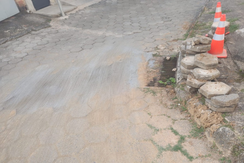 Imagem da Not&iacute;cia Moradores do Bairro Soraia reclamam de reparo improvisado em via de Divino