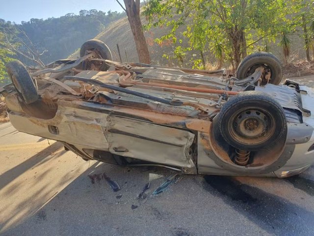 Motorista com CNH vencida e bbado provoca acidente e deixa passageiros gravemente feridos na MGC-447