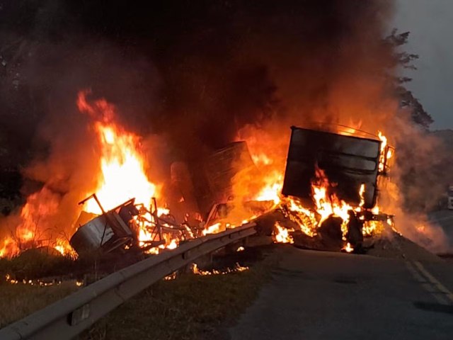 Trnsito na BR-267  liberado aps quase 24 horas interditado; carretas bateram de frente e pegaram fogo na rodovia