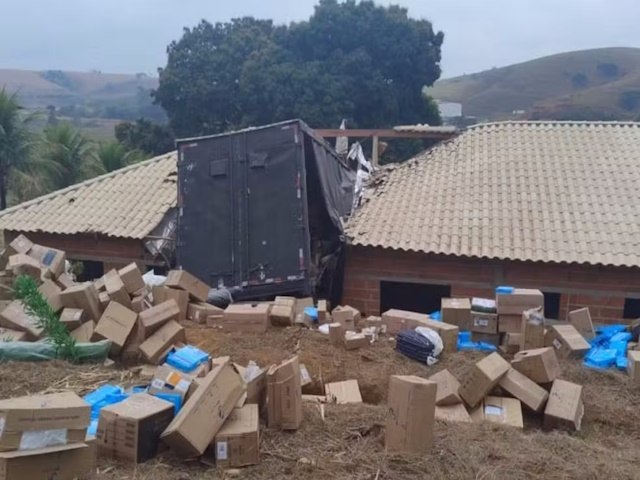 Carreta sai de pista e invade casa na BR-116, em Leopoldina