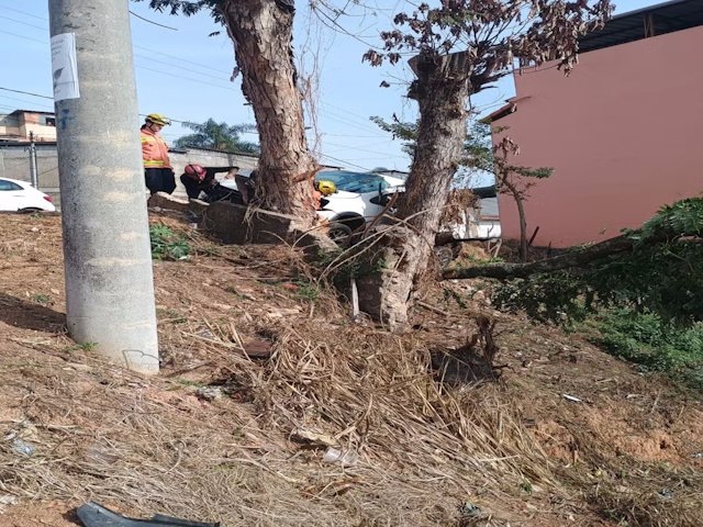 Carro perde freio e fica pendurado em barranco na Zona Norte de Juiz de Fora