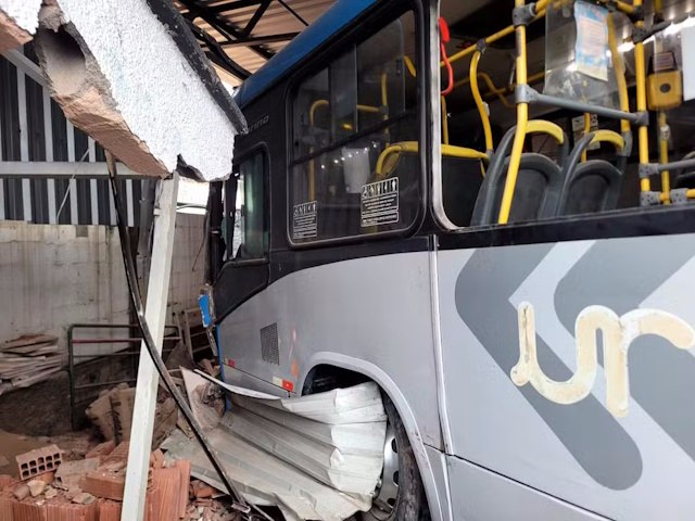 nibus urbano bate em muro de clube em Juiz de Fora