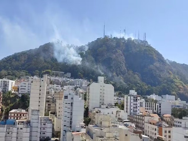 Para combate a incndio, agentes de trnsito impedem acesso ao Morro do Cristo, em Juiz de Fora