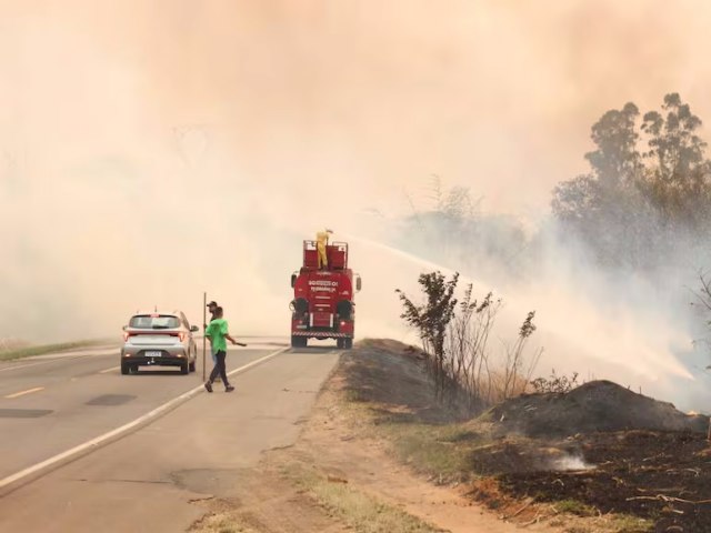 Incndios provocam duas mortes e interditam rodovias em SP; governo instala gabinete de crise