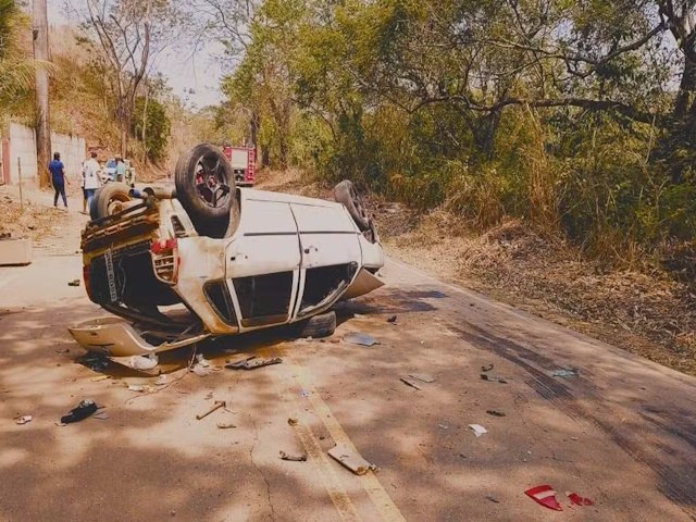 Grvida de 9 meses morre em capotamento de carro