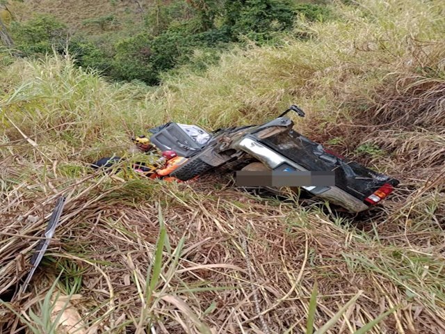 Caminhonete cai em ribanceira de 30 metros e duas pessoas ficam feridas na MG-448