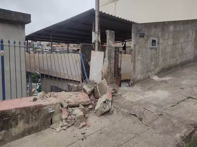 nibus urbano guinchado se desprende e bate em muro de casa em Juiz de Fora;