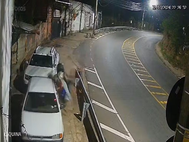 Mulheres 'voam' aps moto bater em carro estacionado em Juiz de Fora