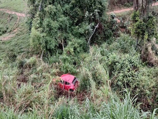 Idosa morre aps fusca capotar e cair em barranco na MG-133