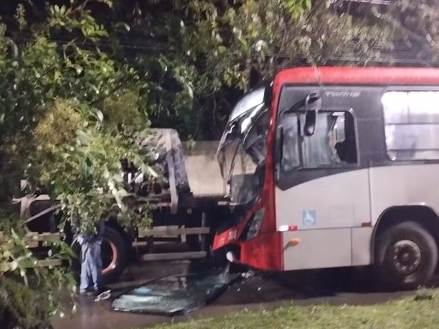 nibus urbano bate na traseira de caminho em Juiz de Fora