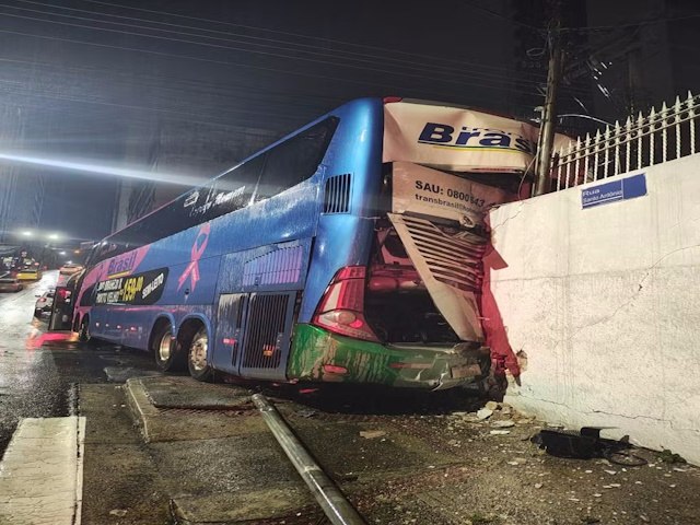 nibus de turismo desce de r, atinge veculos e destri muro na Rua Santo Antnio, em Juiz de Fora