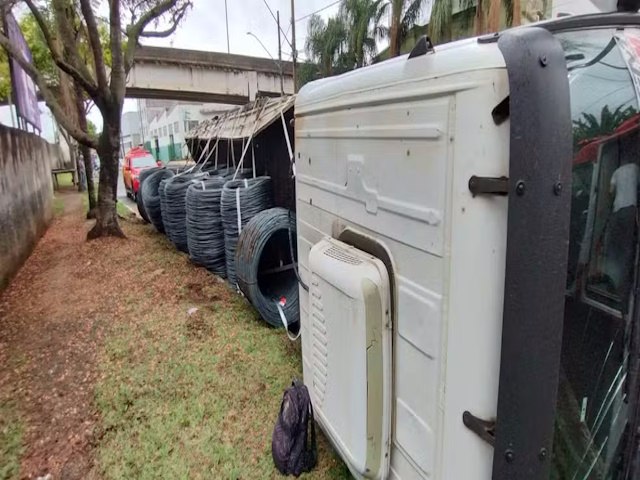 Carreta carregada com bobinas de ao tomba embaixo de viaduto em Juiz de Fora