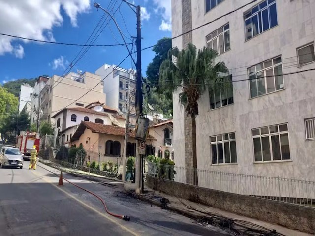 Transformador pega fogo e deixa mais de 100 moradores sem energia eltrica em Juiz de Fora