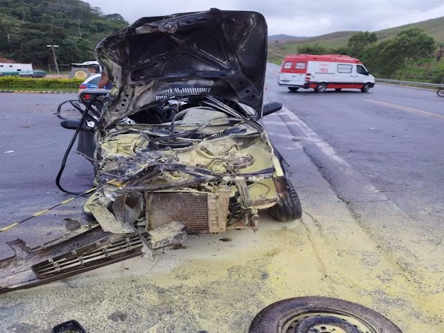 Idosa morre e outras seis pessoas ficam feridas em acidente entre dois carros na BR-267