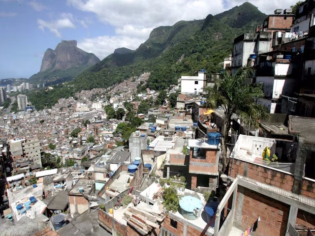 Mais de 13,5 milhes de brasileiros vivem em favelas nas metrpoles do pas