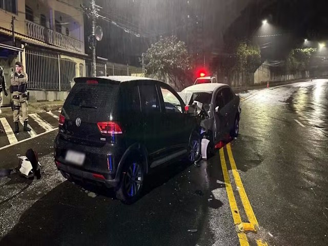 Ela vai bater esse carro, t muito louca: Ligao de motorista  PM relatou direo perigosa de mulher que causou acidente na Serra do Bandeirantes, em Juiz de Fora