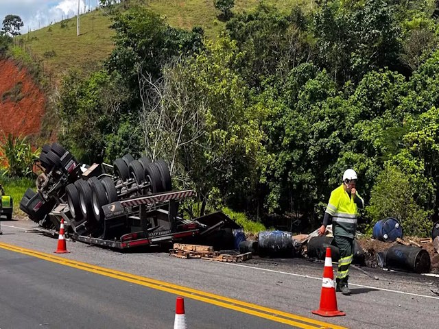 Carreta carregada com produtos qumicos tomba e substncias ficam espalhadas pela BR-116;