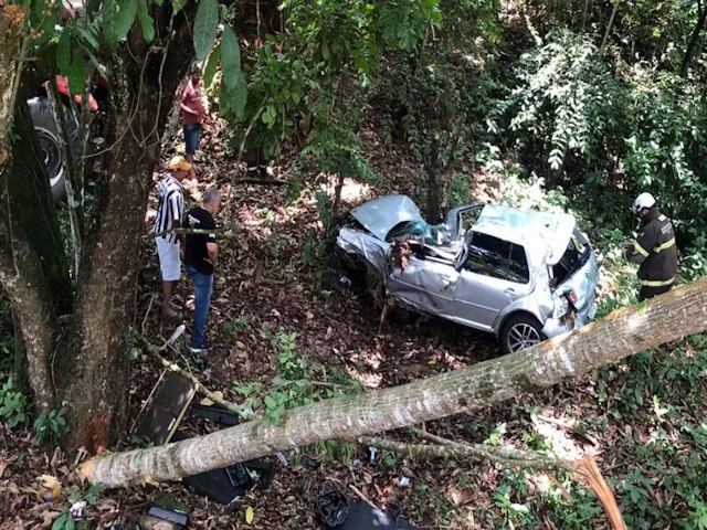 Carro capota, bate em rvore e deixa quatro pessoas feridas na MG-353