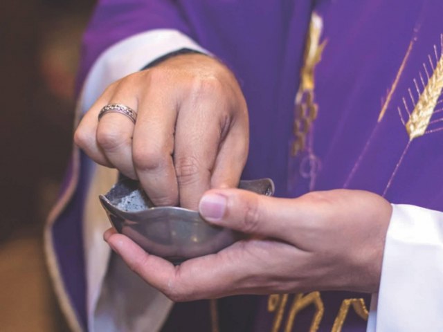 Catlicos celebram o incio da Quaresma com a Bno das Cinzas